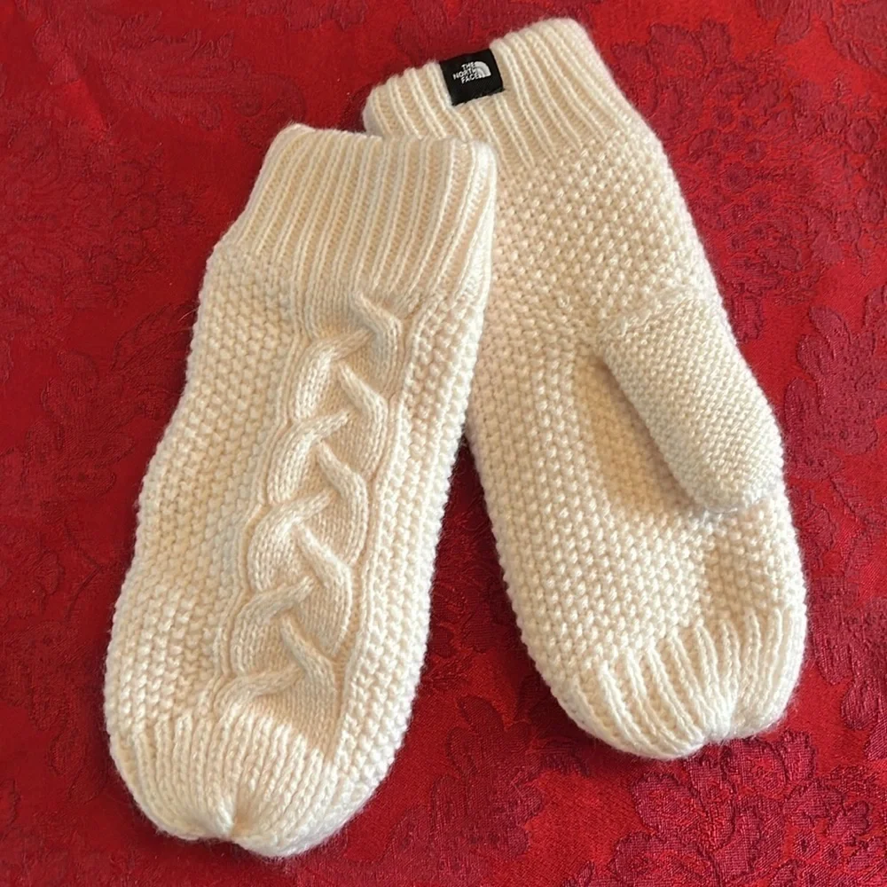 NWOT The North Face Ivory Cable Knit Mittens w/ Fleece Lining Winter Gloves